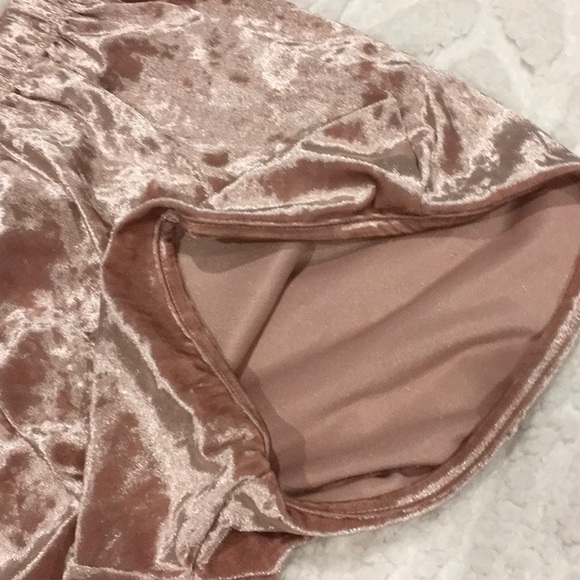 Velvet shorts in pink mauve🔥Host Pick 1/23🔥🎉🎉 - Picture 4 of 8